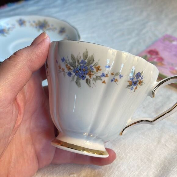VTG Colclough bone China #8179 “ Blue Floral” pattern teacup & saucer. - Picture 5 of 12